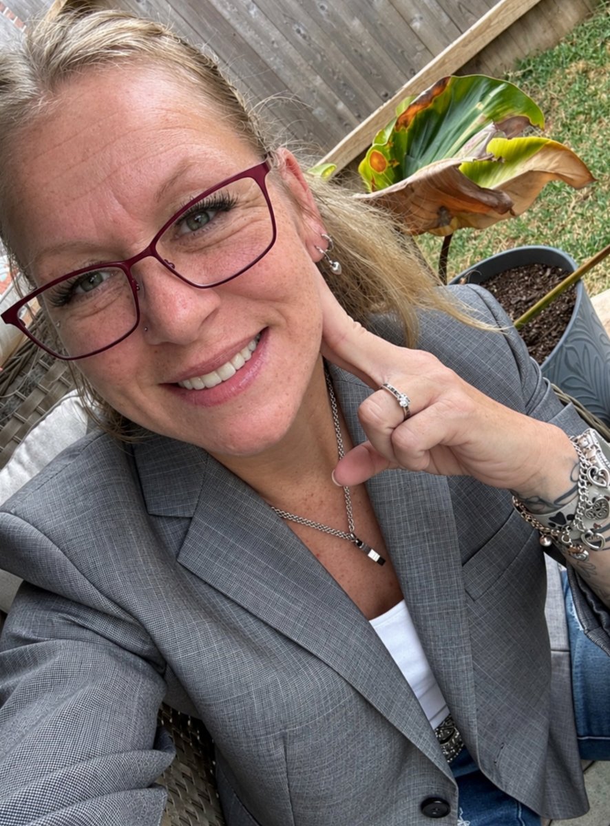 Brandie Hedges, Texas Notary Public and owner of Hedges Mobile Notary in Magnolia, TX
